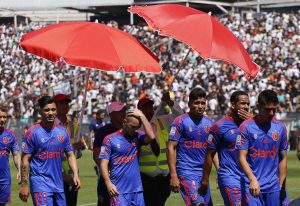 02 de Octubre del 2016/SANTIAGO Loa jugadores de Universidad de Chile se retiran de la cancha cabizbajos , durante la octava fecha del Campeonato Scotiabank de Apertura 2016/2017 entre Colo Colo vs Universidad de Chile, jugado en el Estadio Monumental. FOTO:RAFA MARTINEZ/AGENCIAUNO