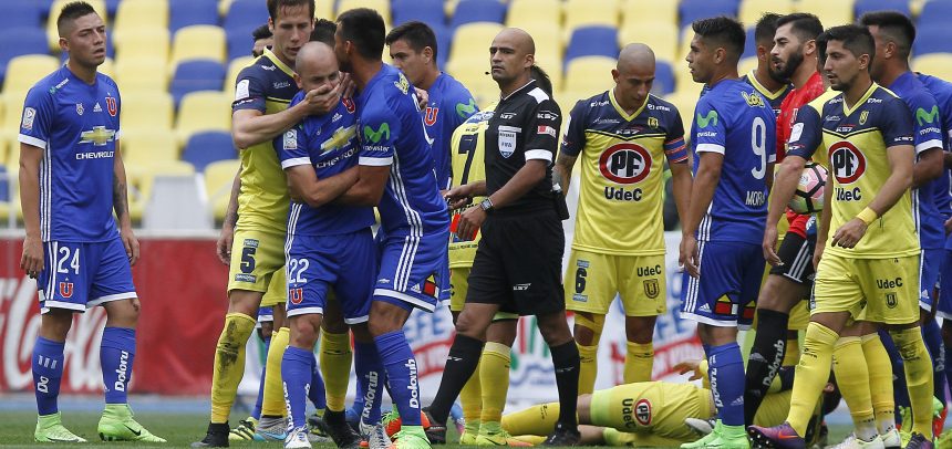 Jugadores de la U furiosos con el arbitraje